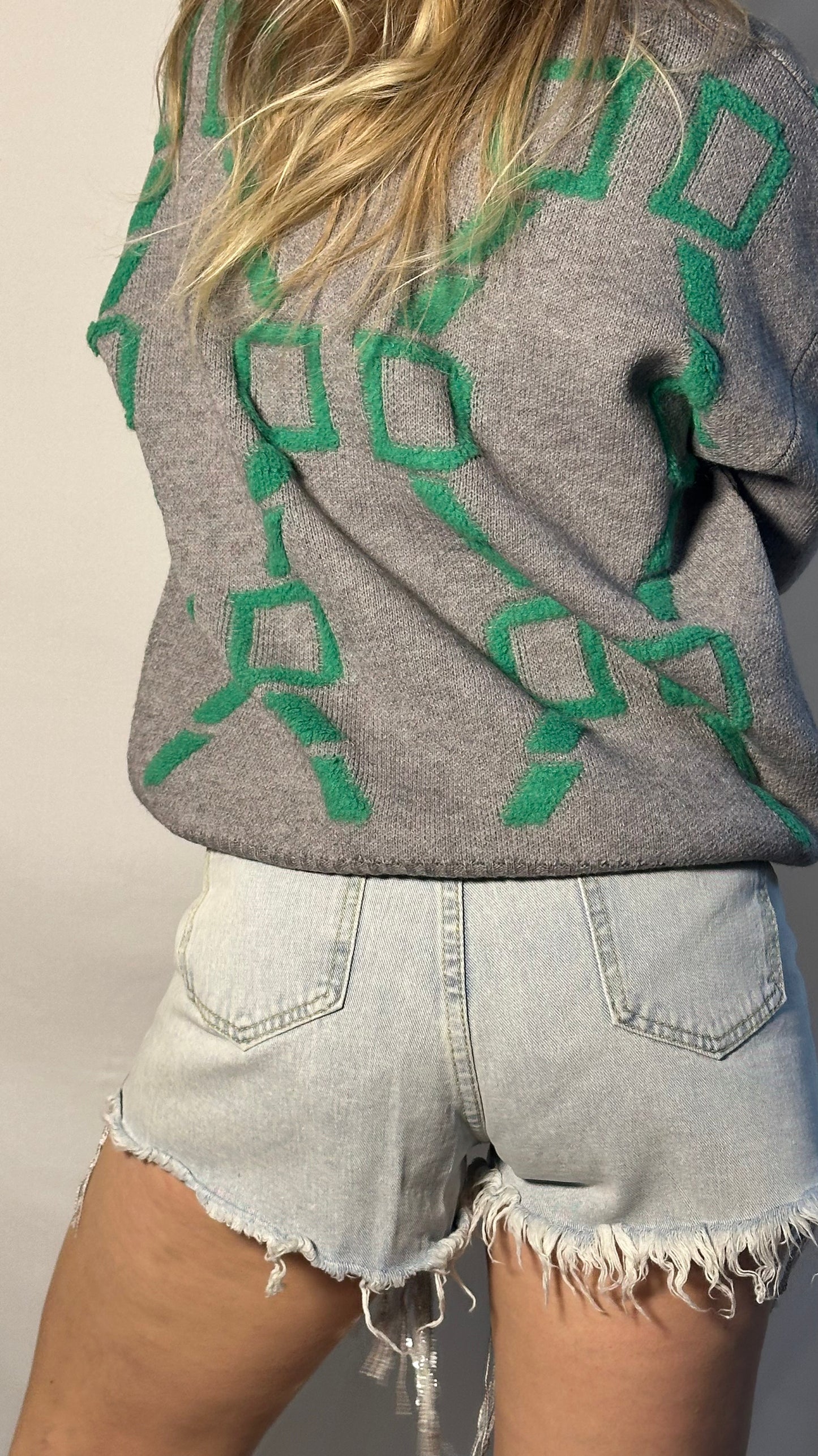 Short knit V-neck cardigan